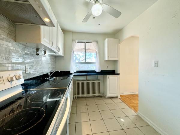 2696 LAKE SHORE BLVD. W. 11 - 1BR/1BATH, LAUNDRY, STEPS TO TTC 2