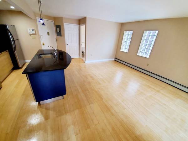 $439,000 / 1br - 670ft2 - Oportunidad de inversión para condominio soleado de 1 habitación con amplia terraza (Woodside)63854480820099122