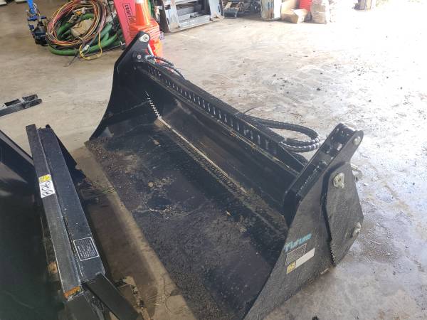 72" Future 4 in 1 Skidsteer Bucket 1
