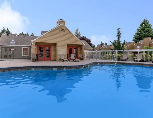 $1,895 / 2br - Amplio Club House, Dos Dormitorios - Montones de Almacenamiento Extra | Piscina y Spa (Tigard)63820739180545122