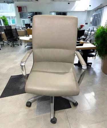 Bernhardt Design Mid-Back Executive Chair 1