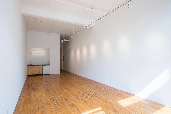 $1,395 / 702ft2 - Perfectly-Sized Work Loft for Studio/Gallery or Office (1932h-405) (Pilsen East)63898736188034123