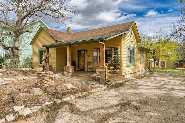$1,600 / 2br - 1614ft2 - Lodge-Style 2BR Near Bear Creek Nature Center, 1,614 sqft (Old Colorado City)63687101623939122