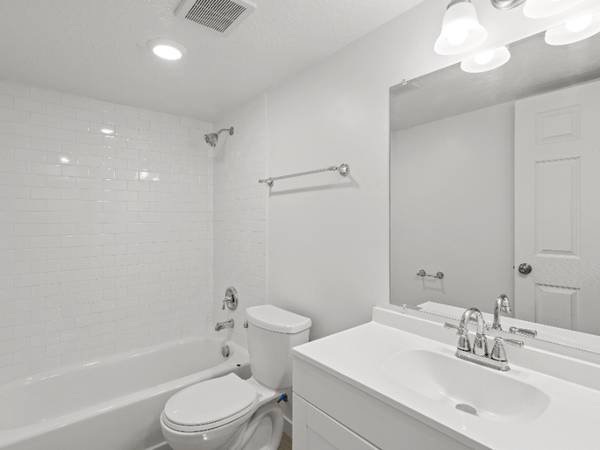 $2600.00 / 4br - 4 Bed 2 bath Basement w/off street parking63670954667779124