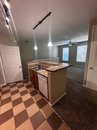 $1,499 / 2br - 1031ft2 - 2 bedroom apt#220 free 1 month base rent waived app&admin (Asheville)64029207318275123