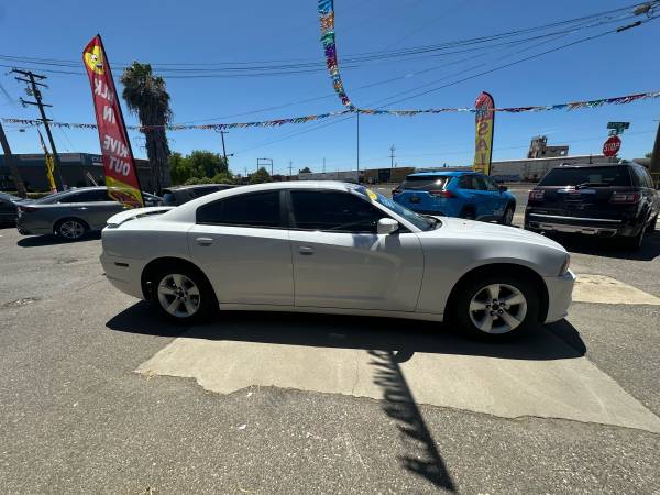 2011 Dodge Charger SE SEDAN (Financiamiento disponible) - $9.500 (Mchenry Auto Mart (Modesto, CA))63470781403011124
