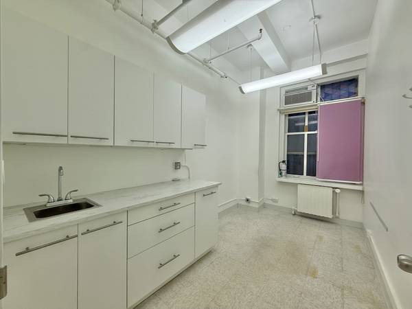 $3,900 / 1000ft2 - Beautiful Move-In Ready Spa/Salon Studio – Prime Madison Avenue! (Midtown East)64033633594627121