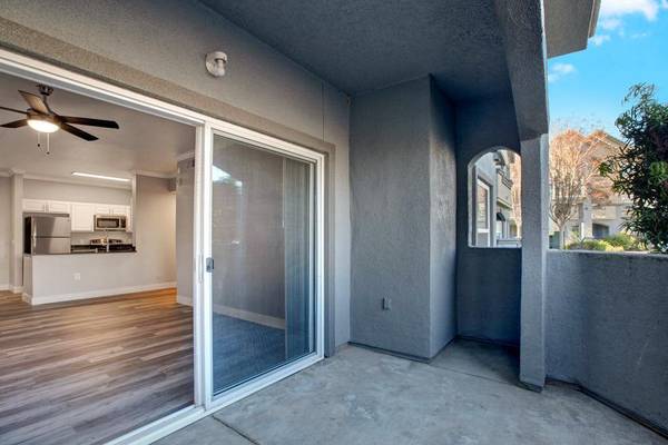 $2,260 / 2br - 932ft2 - Free Weights, Ceiling Fan, Full Sized Washer and Dryer (Pocket-Greenhaven Sacramento)64044194496515122