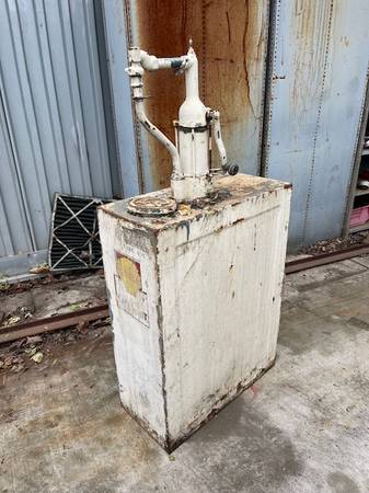 Antique Oil Hand Pump for restoration 1