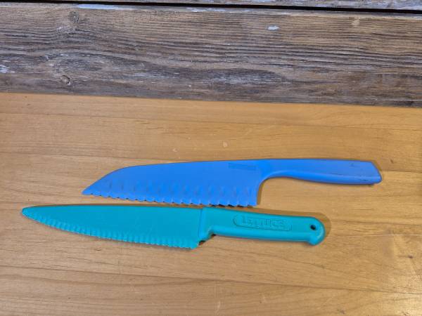 Plastic safety knives 1