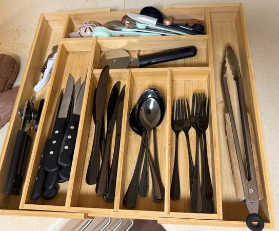 Wood extendable silverware tray and utensils 1