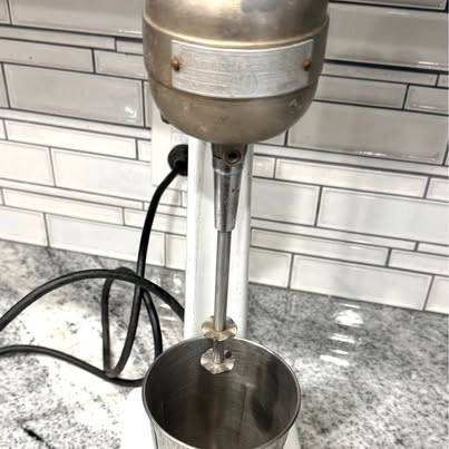 VINTAGE WORKING ORIGINAL HAMILTON BEACH MILKSHAKE MIXER, MODEL #10, CO 1