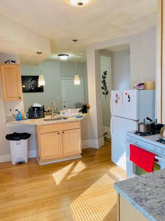 $1,700 / 1br - Glendale Square, 1er Piso, en Línea de Autobús en la Intersección de Broadway (Everett)63856666622723122