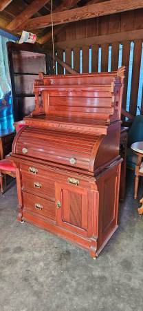 Vintage Roll-Top Desk 1
