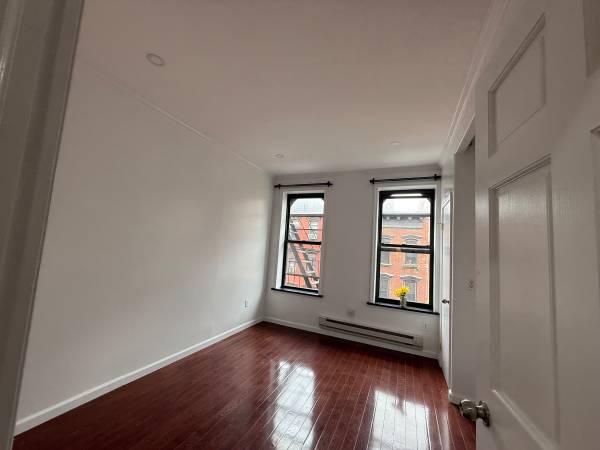 $2,800 / 1br - Dime square beautiful large one bedroom apartment washer/dryer (Lower East Side)63816602860417121