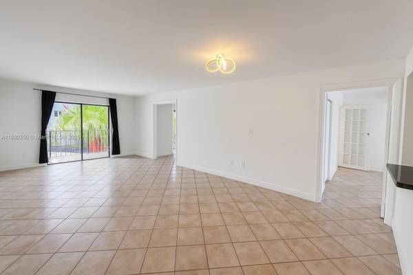 $2,900 / 2br - 910ft2 - Natural Light Fills this Spacious, Centrally Located 2bd! (Lincoln West- South Beach)64001844505858120