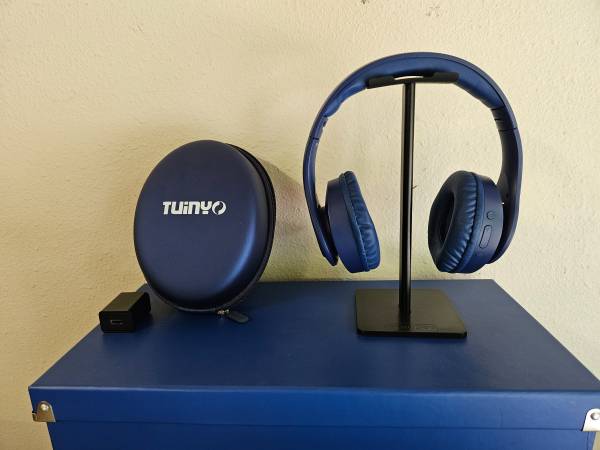 Bluetooth Headphones and stand 1