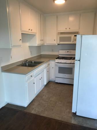 $2,195 / 1br - 790ft2 - X-LARGE ONE BEDROOM with an  HILLTOP PANORAMIC VIEW!!! (Oceanside)63701764215555122