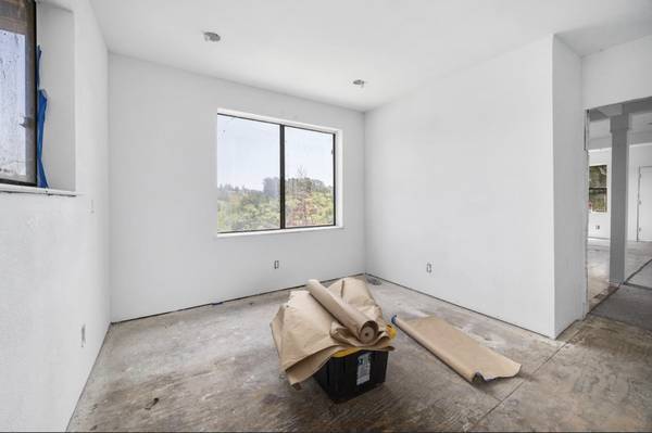 OFF MARKET APTOS FIXER BIG SPREAD! 1