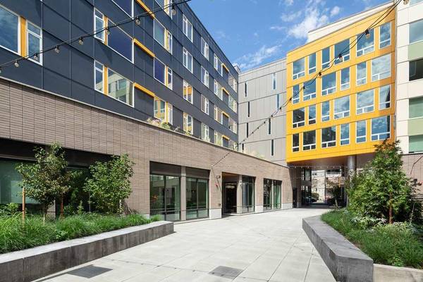 $1,969 / 2br - 702ft2 - Armarios amplios, ventanas grandes para luz natural, transporte público (barrio Roosevelt)63688567211137121