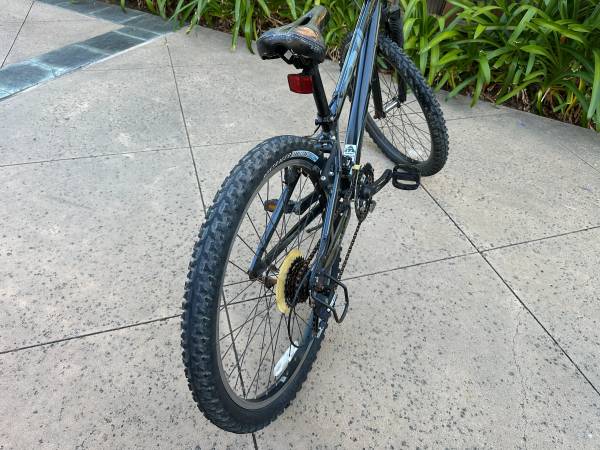 Trek MT220 24 inch bicycle - 21 speed - aluminum frame - kids bikc