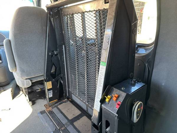 2006 Ford E-250 furgoneta para silla de ruedas, piso rebajado, puertas automáticas - $19.999 (Gran centro de furgonetas para silla de ruedas BraunAbility, 40 en un lote)63469621900545124