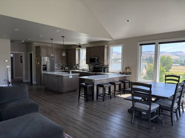 $2,950 / 3br - 2974ft2 - Espaciosa casa amueblada en Manson disponible ahora hasta junio (Manson)63872425603457122