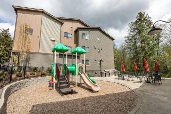 $2,025 / 1br - 770ft2 - Custom living at it's best. Must See Amenities! (Poulsbo)63688514616577123
