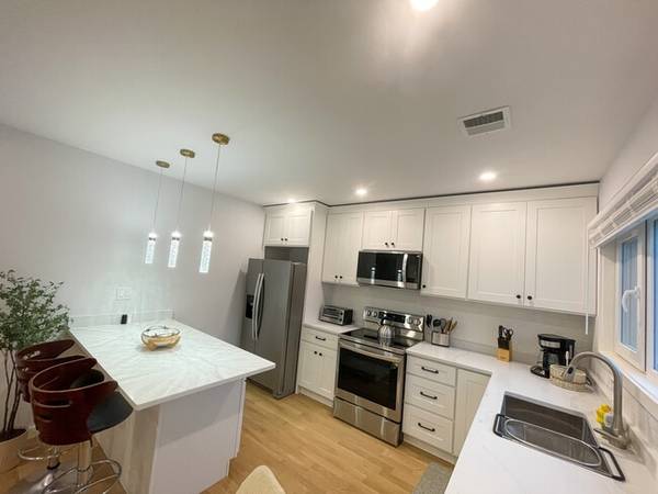 $3,200 / 2br - 890ft2 - Elegant 2-Bedroom Near MIT & Kendall Square (boston/cambridge/brookline)63863134562049124