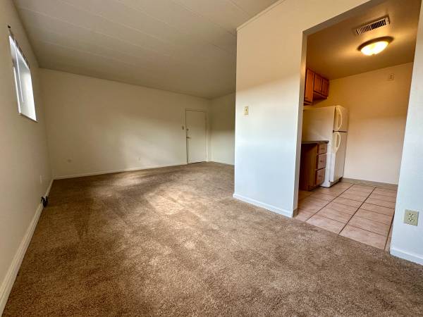 $1,050 / 2br - Desirable 2 BR Apartment In Heart of Plum! Only Pay Electric! CALL NOW (Oakmont / Penn Hills / Milltown / Plum)64013204275458122