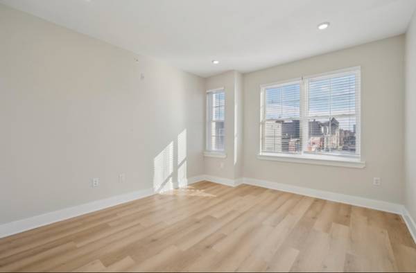 $1995.00 / 2br - 1200ft2 - New modern 2 bed / 2 full bath unit with large rooftop64046035282562122