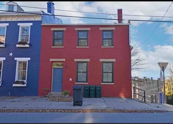 Perfect 950 SF unit, provideing all the perks & convenience of city li 1