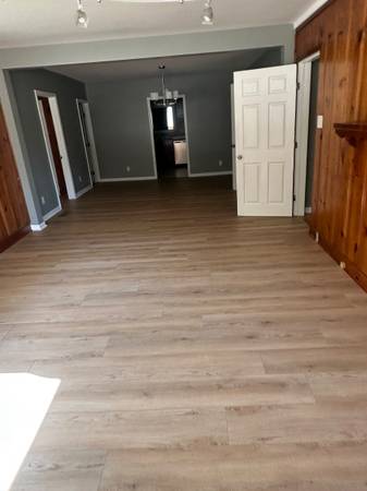 $1,650 / 3br - 1900ft2 - AVAILABLE Now - Spacious Live / work location! (Rossville)63993223016706124