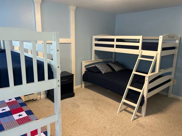 $1,700 / 2br - 950ft2 - 2 habitaciones 1.5 baños casa adosada con estacionamiento fuera de la calle, lavandería en la vivienda, sin mascotas ni fumadores (Hampton)63656196250371120