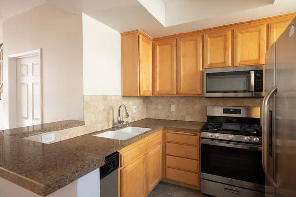 Attached Garage, Extra Storage Closets, 2/bd 2.5/ba 1