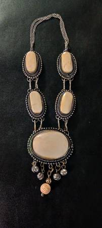 Beautiful vintage southwestern white cream Stone necklace silver alpaca? - $35 (Fallbrook)63470106729089120