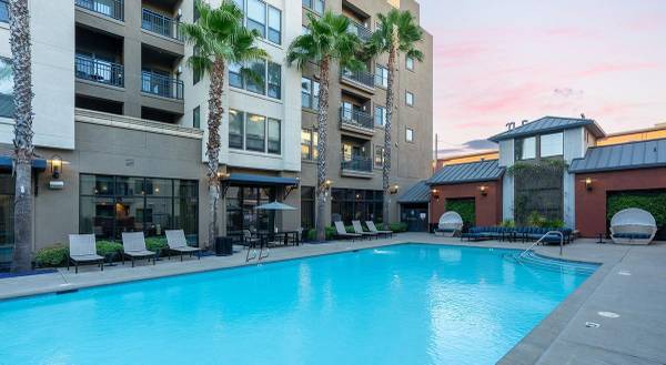 $2,961 / 2br - 1026ft2 - ¡Hogueras junto a la piscina y parrillas y horno para pizza! (Sacramento, Midtown, Downtown)63844738781441123