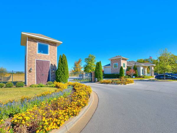 $1,255 / 2br - 1012ft2 - 9' Ceilings, Private Gated Entrance, 2B/2B (Tulsa, New Tulsa, Broken Arrow, Owasso, Jenks, Claremore)63981981707267121
