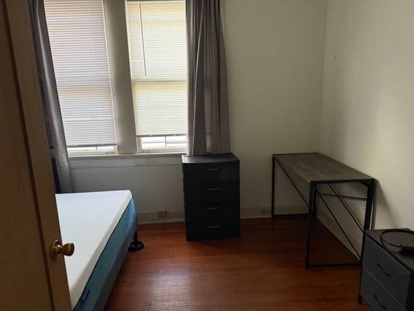 $1,400 / 2br - Cool Cheek Furnished Duplex 2 bed 1 Bath (University)63903537662082123