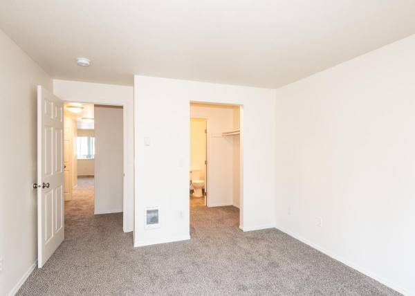 $1,914 / 2br - 1040ft2 - Ideal 2 BR/2 BA con Servicios de Paquetería, Cerca de Tiendas y Restaurantes (Troutdale)63672547602561124