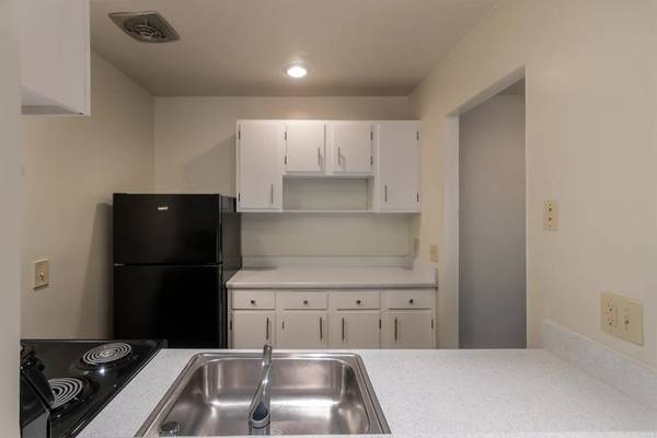 $1,315 / 2br - 925ft2 - New Kitchen, Cozy Fireplace, Lots of Space - Come See Your New Home! (Close to Downtown, Cheviot, I74, Colerain and more)63974469583107124