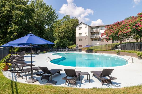 $2,120 / 2br - 925ft2 - Beautiful Landscaping, Balcony or Patio, 2/BD (4820 Kenmore Avenue, Alexandria, VA)63896276949506124