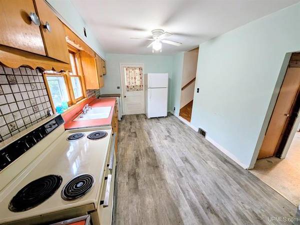 $75,000 2 BR, 1.5 BA Solid starter home MLS 50188225 (Caspian)64151609458307124