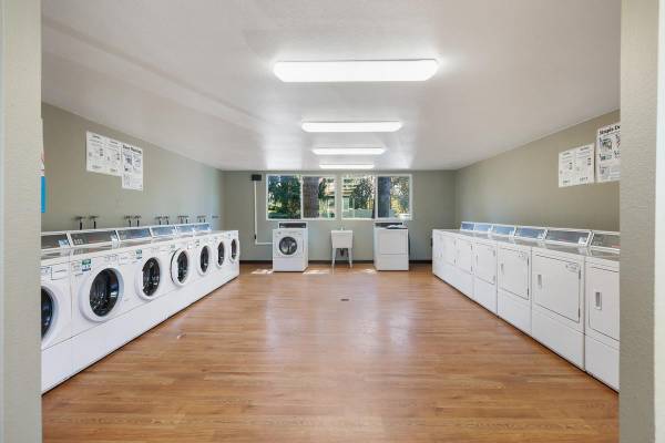 $1,945 / 2br - 815ft2 - Seamless Living in Kent: In-Unit Laundry & Efficient Appliances (Kent)63852578101379122