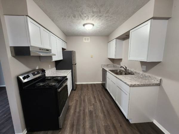 $1,240 / 2br - 1026ft2 - Spacious 2BR | Remodeled | Pool, Dog Park & More! (10905 North Mill Court, Omaha, NE)63968760861443124