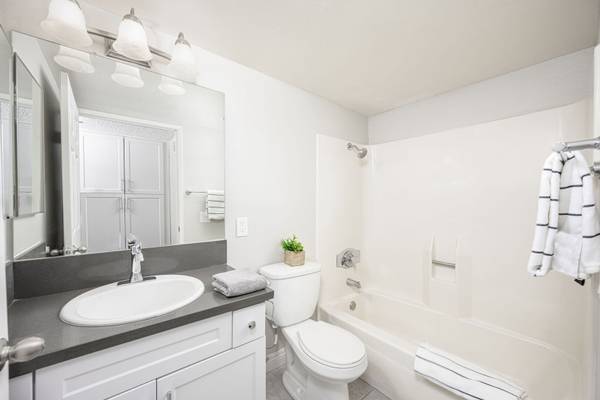 $2,330 / 1br - 625ft2 - Countertops - Granite, Courtyard with Park-like Settings63800474305409124
