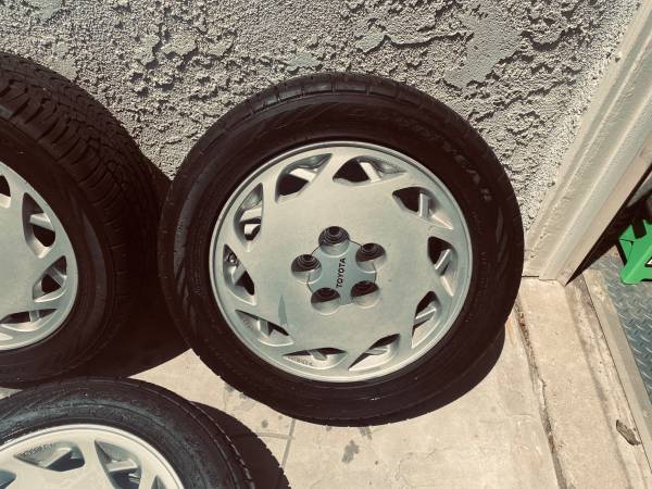 Neumáticos y llantas Toyota Supra 1989 originales de fábrica - $400 (Thousand Oaks)62969129765891122