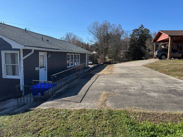 $1400.00 Remodeled 2BR Home in Heart of Oak Ridge – 1 Year Lease63815667155073120