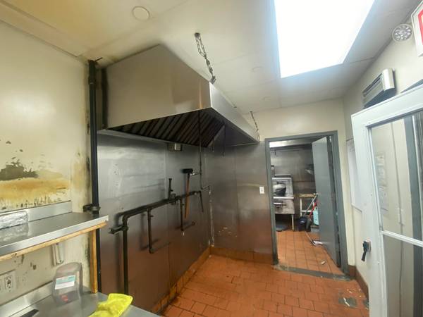 $20,000 / 1200ft2 - FULLY VENTED KITCHEN W/ GAS LIQUOR AND OUTDOOR SEATING UPPER EAST SIDE (Upper East Side)63880471524097123