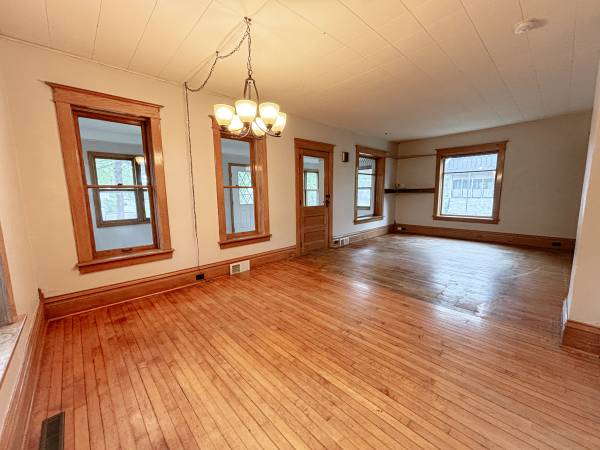$1,500 / 3br - 1650ft2 - 🏡 EN ALQUILER – CASA COMPLETA | 701 Pine St. – Colfax, WI (Colfax, WI)63845960083075123